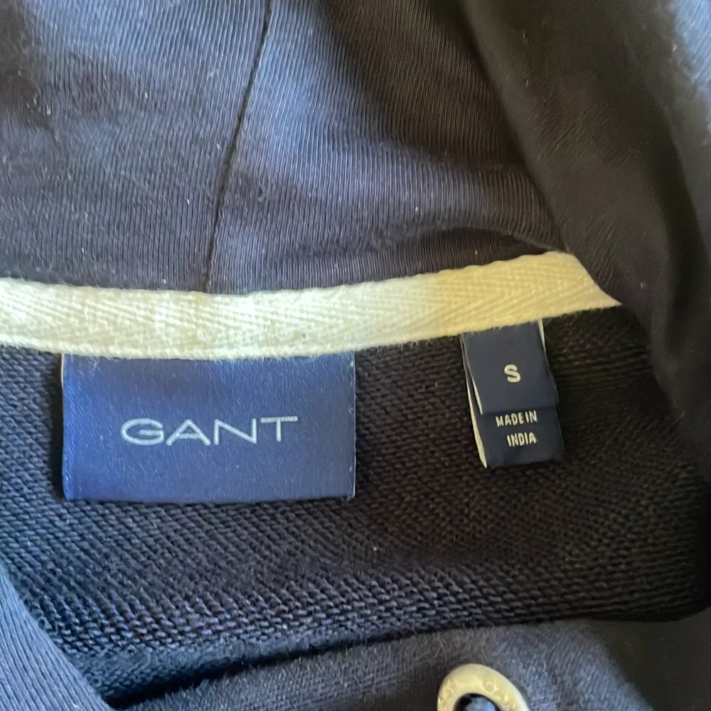 Säljer min marinblå hoodie från Gant då den inte används längre. Skön passform och 8/10 skick. Skriv om du har frågor och kan gå ner i pris vid snabb affär . Hoodies.
