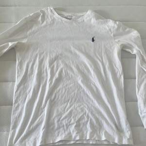 Långärmad T-shirt från Ralph Lauren i storlek XS. Bra skick!