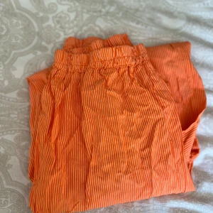 Orange linnebyxor🤗 - Fina randiga linnebyxor från ett märke som heter MARTA, tror dem är köpa utomlands, dem är inte strykta därav att dem är lite skrynkliga på bilderna🥹