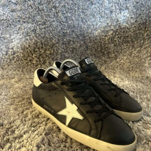 Golden Goose skor  - Hej säljer nu mina Golden goose skor. Skorna är hyfsat skick och är i strl 41 inget medföljer förutom skorna  Pris 2500kr Kan fraktas eller mötas upp i Göteborg 