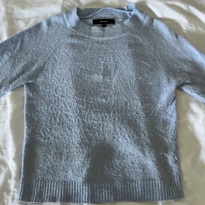 Blå stickad tröja - Jättegullig blå stickad tröja från veromoda i storlek S, använd ett fåtal gånger 🩵