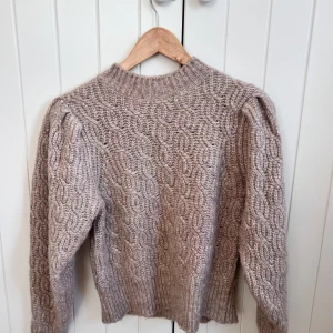 Mango stickad tröja  - Mycket fin stickad tröja i väldigt bra skick! 