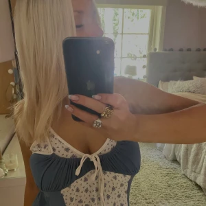 söt topp - så mjuk o skön sommartopp med blå blommor! unik design och fin passform🩵💙