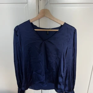 Mörkblå blus - Superfin mörkblå satin blus som har prislappen kvar🩵 Den är från Veromoda i storlek S
