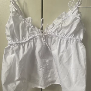 Zara topp - Gullig zara topp med knyten, köpt i Spanien och är inte använd!💗prislapp kvar, nypris 190🥰