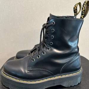 Dr Martens Jadon  - Säljer mina Dr Martens i mycket fint . Jag har storlek 40 och dom passar perfekt. Bara att säga till om ni vill ha mer foton.