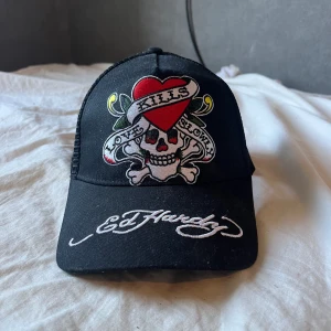 Ed Hardy keps - Fick den för ett år sedan men har använt Max 5 gånger så den är som ny! 💕 köptes för ca 500kr. Storlek passar alla🤗