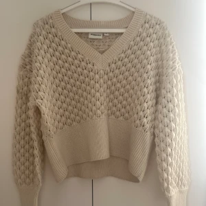 Stickad tröja - Stickad tröja från Kappahl. Säljer för den kommer inte till användning.