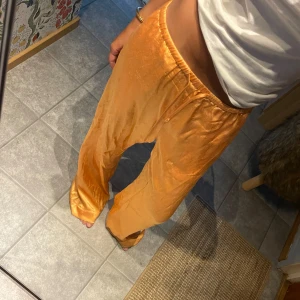 Sidenbyxor  - Så sköna och snygga siden byxor från Gina!❤️ köpta förra sommaren och är sparsamt använda ❤️ jag är 164❤️