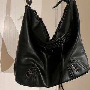 SVART VÄSKA - supersnygg svart rymlig väska. jättebra skick, justerbart band så man kan anpassa längden.  pris går att diskutera 🩷mått: höjd 32 cm, bredd 13 cm, längd 39 cm