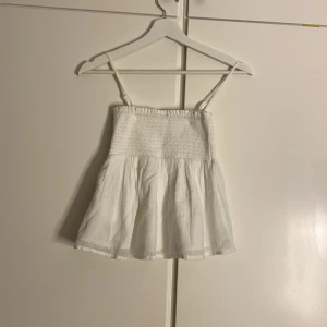 Vit volang topp - Jätte snygga topp från Gina i storlek 146/152! Den är i bra skick, lite kort (på mig) annars normal i storleken
