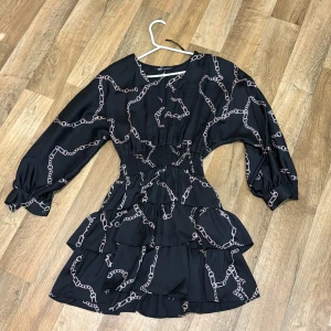 Svart klänning  - Svart zara klänning i st xs oanvänd 