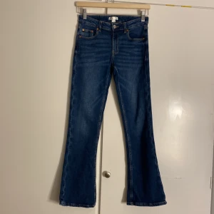 Marin blåa jeans från Gina - Jätte fina jeans från Gina i storlek 152! Dom är använda men i jätte bra skick, dom är normala i storleken!