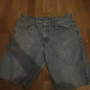 Säljer ett par jeans shorts/ jorts. De är egen klippta från ett par Levis 550. Pris kan diskuteras.