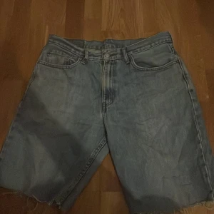 Jorts - Säljer ett par jeans shorts/ jorts. De är egen klippta från ett par Levis 550. Pris kan diskuteras.