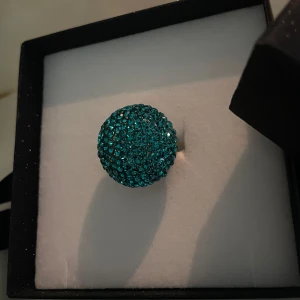Blue crystal ring 💙🩵 - 💙Säljer min super unika blå kristallring💙 Den är super glansig och jag får komplimanger för den varje gång jag bär den.  💙Ringen är justerbar och inga kristaller saknas. (Ett mini fransserum följer som gåva på köpet)🩵
