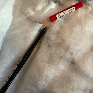Röd Läpp penna - En röd läpp penna från Maybelline❤️❤️ säljer den för att den aldrig kommit till användning vilket betyder att den är helt oanvänd, som ny❤️❤️