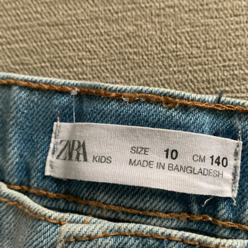 Säljer väldigt snygga jeans shorts från zara som nu är små på mig.dom har kommit till användning 1-2 gånger och är inte slitna❤️. Shorts.