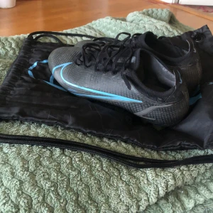 Fotbollsskor  - Skick: 6/10  använda i 3 månader kört med de bara på kräs och har ett ihoplimmat hål på sidan 