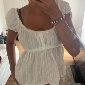 Söt blus  - I storlek xs men i väldigt töjbart material så skulle säker passa en m och s. Säljer för jag inte använder den så mycket.🩷