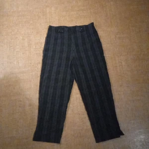 Emo byxor - Svarta randiga byxor med mörka detaljer och en svart ficka med nyckelringar, har aldrig används.