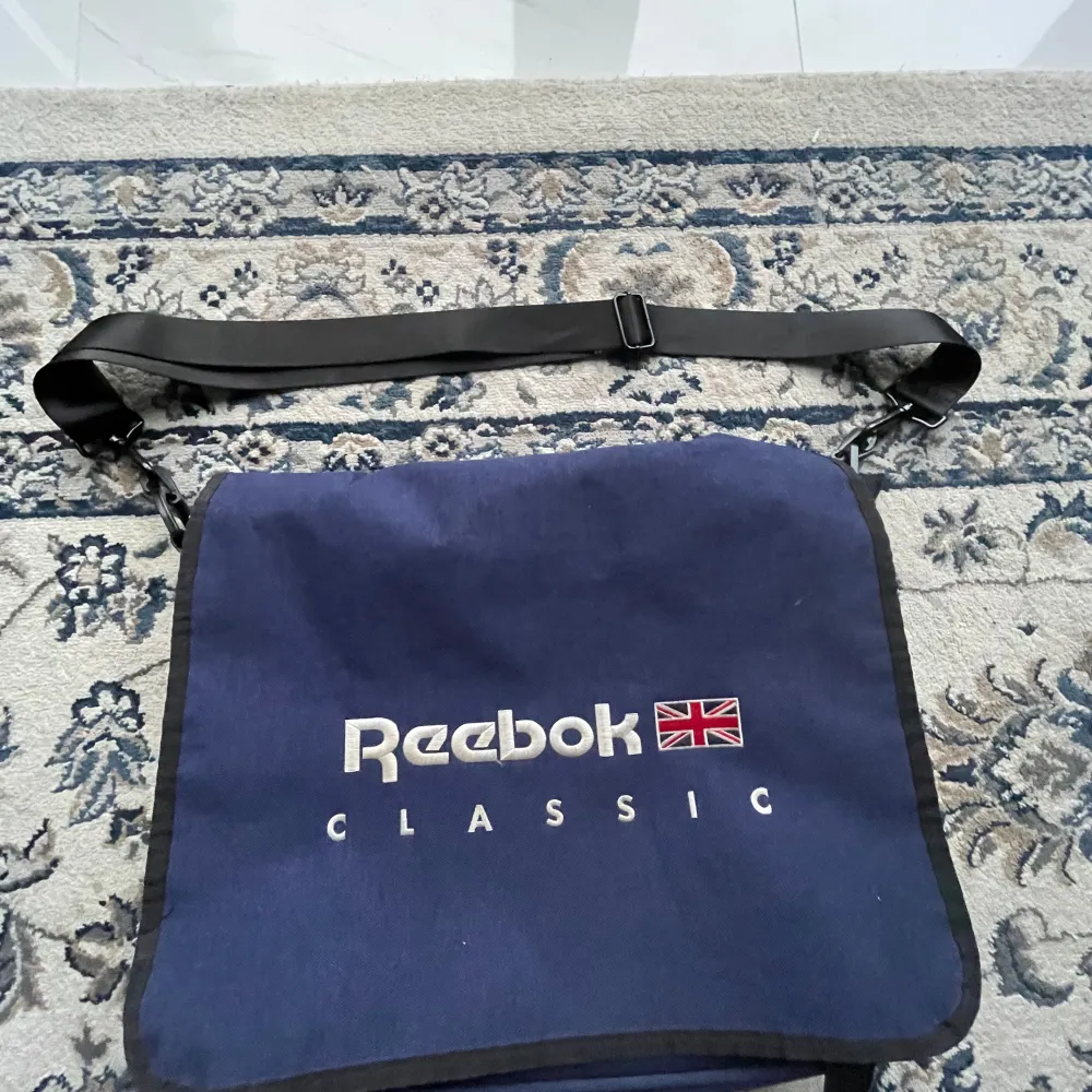 Säljer nu en fin väska från Reebok classic i bra använt skick! Se bilder! Snygg för sommaren👌 Mått: 45x35cm Hör av er vid frågor.. Accessoarer.