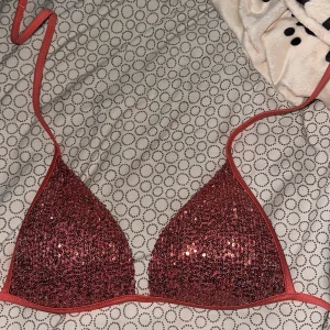 Så himla fin bikini! - Oanvänd rosa glittrig bikini från Calzedonia! Perfekt nu till sommaren💕⚡️