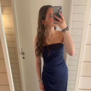 BALKLÄNNING! - - marinblå balklänning från Nelly! Storlek 36   Endast använd en gång, fullpris 900, säljer för 700.  TRYCK INTE PÅ KÖP DIREKT!