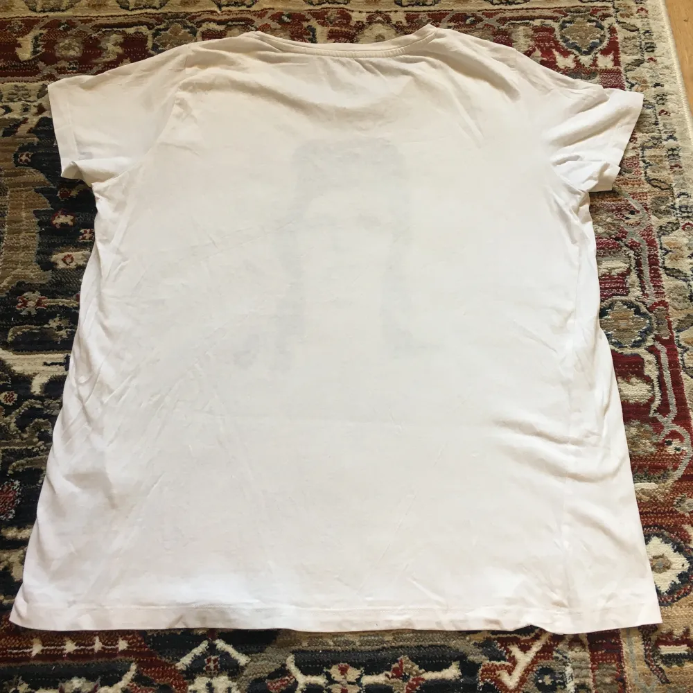 T-shirt med handtryckt David Bowie tryck på! Trycket håller i tvätten. T-shirts.