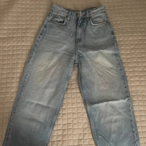 Jeans - Snygga jeans i en ljusblå färg. De har en rak passform och en hög midja. Storlek 32. Är från ginatricot. I nyskick. Pris kan diskuteras<3