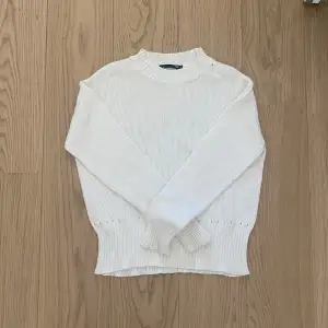 Stickad tröja från lager 157 i storlek XS, tröjan har ett litet hål uppe vid kragen (se bild 3) men är i övrigt i fint skick
