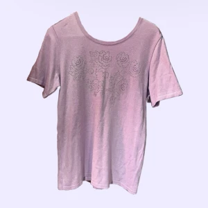 lila t-shirt  - jättesöt ljuslila t-shirt med rhinestones köpt secondhand. aldrig använd🌸💟
