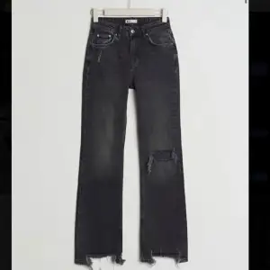 Jeans från Gina tricot i full lenght som är i fint skick storlek 36 vid egna bilder skriv💗