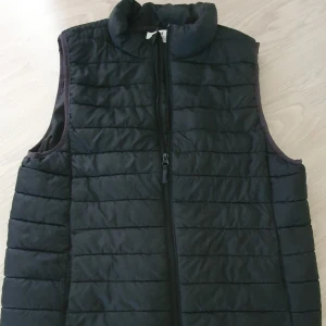 Svart vest - Jätte bra skick, storlek m, vest.