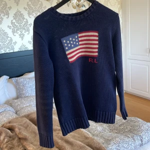 Ikonisk polo tröja  - Hej säljer nu denna Ikoniska polo med den armikanska flaggan på  Sick 9/10 inga defekter 