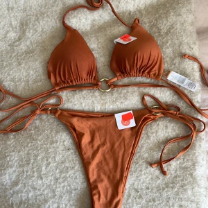 Bikini  - Säljer en helt oanvänd binkni!💗Såå fin, färgen på den är magisk! Fina detaljer oxå!💗strl S, ifrån bikbok!