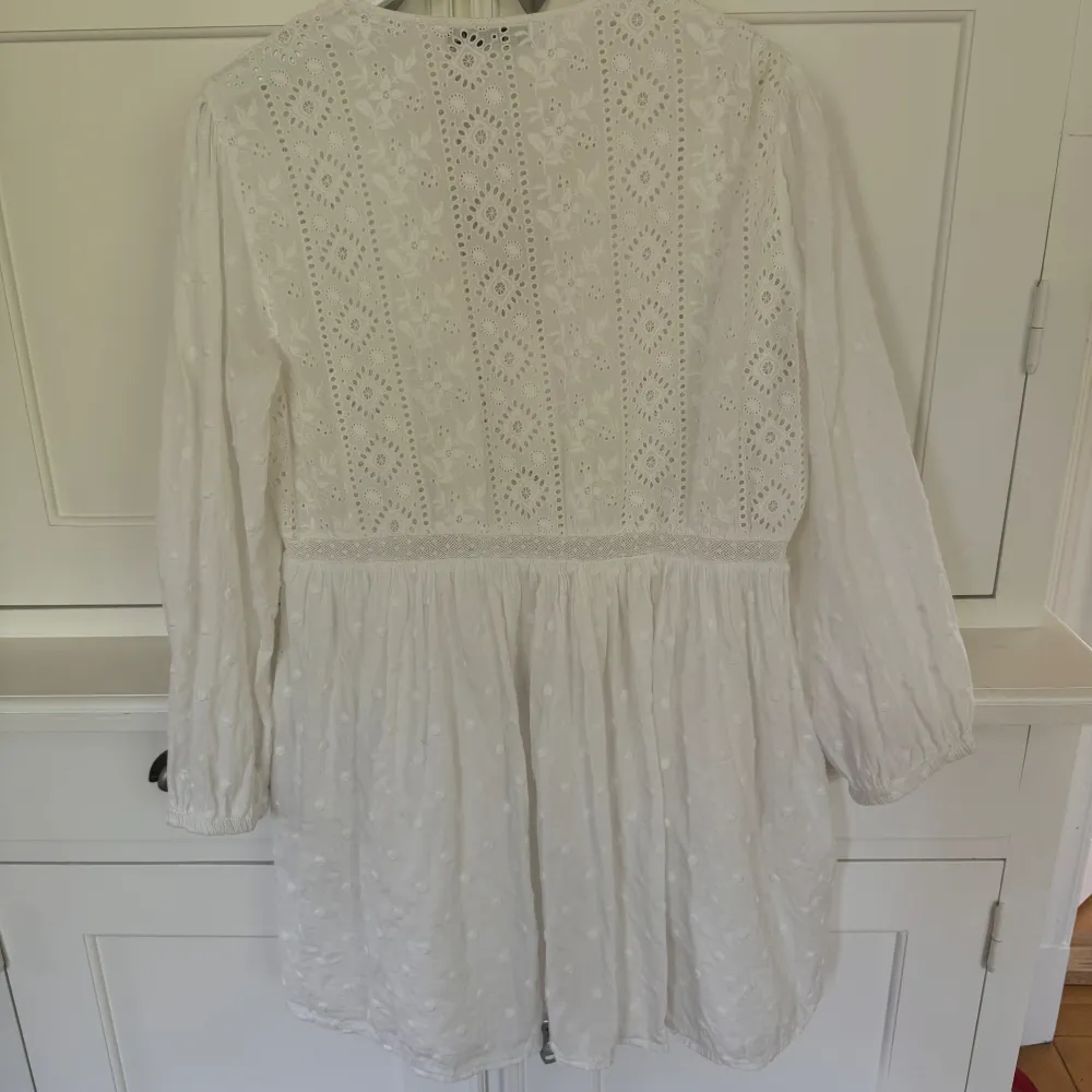 Säljer en superfin vit zara klänning i storlek 36, den har en liten fläck som jag försökte få med på sista bilden men den sys nästan ingenting!. Klänningar.