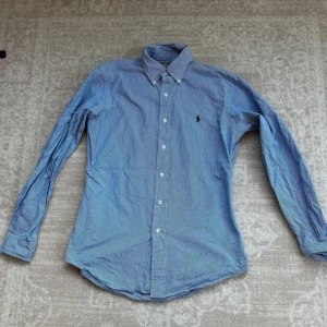 Ralph lauren skjorta - Säljer denna snygga skjortan från Ralph Lauren för 499kr!🤩| skjortan är näst intill ny | Storlek S slimfit passar M | inga defekter eller fläckar Perfekt inför sommaren | skriv vid frågor och funderingar!🤝😁