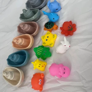 Badleksaker - 6 st små båtar i olika färger och 10 stycken olika djur badleksaker. Oanvända.