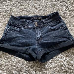 Svarta jeansshorts från FB SISTER. Dessa är i storlek Xs och sitter extremt bra på! Jag säljer såklart för ett billigt pris🖤