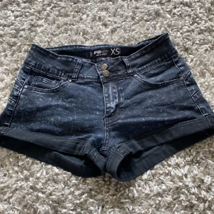 Super snygga jeans shorts! Dessa är så perfekta för sommaren, de har även två knappar som jag själv tycker är väldigt fint. - Svarta jeansshorts från FB SISTER. Dessa är i storlek Xs och sitter extremt bra på! Jag säljer såklart för ett billigt pris🖤