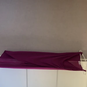 Lila klänning med glitter  - ”Hennes collection” storlek 36 Lila glittrig klänning med slits och omlott v-ringning  