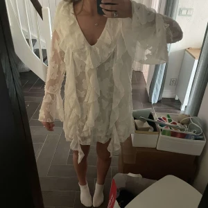 Vitt klänning - Söt vit klänning från boohoo, säljer då den inte passade och de var lika dyrt att skicka tillbaka den som klänningen kostade! Så den är helt oanvänd❤️