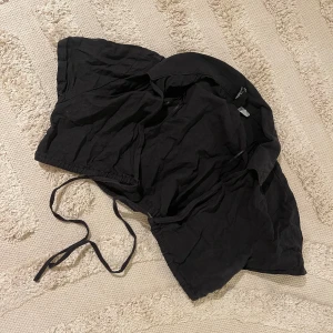 Croppad topp  - Croppad topp man knyter. Använd men bra skick, behövs strykas.