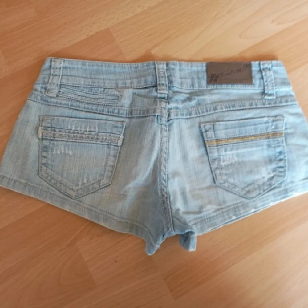 Säljer dessa otroligt snygga lågmidjade jeansshortsen för att de tyvärr är för små. Skriv om ni har frågor! 💗. Shorts.