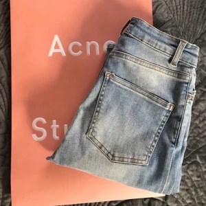 Nya Acne Studios Jeans - Grymma jeans som aldrig använts. Storlek W23/L32 men förkortades åt mig i Acne butiken till ungefär 30 i längden (enda gången jag haft på mig de för att ta mått). Kan skicka med originalpåsen om så önskas :) 