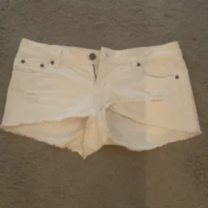 Vita nya jeans shorts  - Ny skick! Lågmidjade jeans shorts 