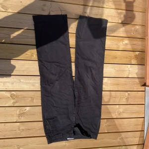 Hope byxor - Ett par Workwear liknande byxor ifrån hope Köpta här på Plick men passar inte riktigt mig Lite bredare i benen Priset inte hugget i sten 