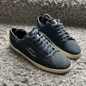 YSL skor svart - Tja! Säljer dessa sjukt snygga saint Laurent skorna i st 43 1/2. Skick är 9,5/10, riktigt fräscha pjucks!🔥 priset kan diskuteras vid snabb affär!!  OBS!!! Dustbag + extrasnören ingår EJ!