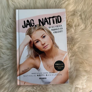 nattids bok, signerad! - nattids bok om hennes liv och uppväxt, den blev signerad av nattid precis efter boken släpptes